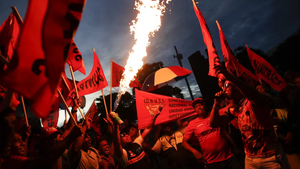 Unions march against the contract between the State and Minera Panama