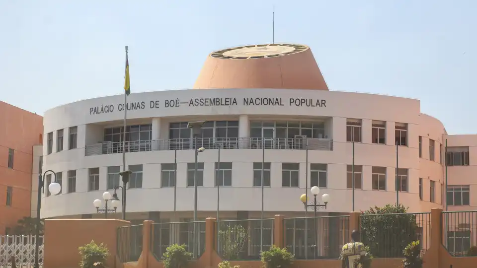 Deputados guineenses impedido de entrar no parlamento pela polícia