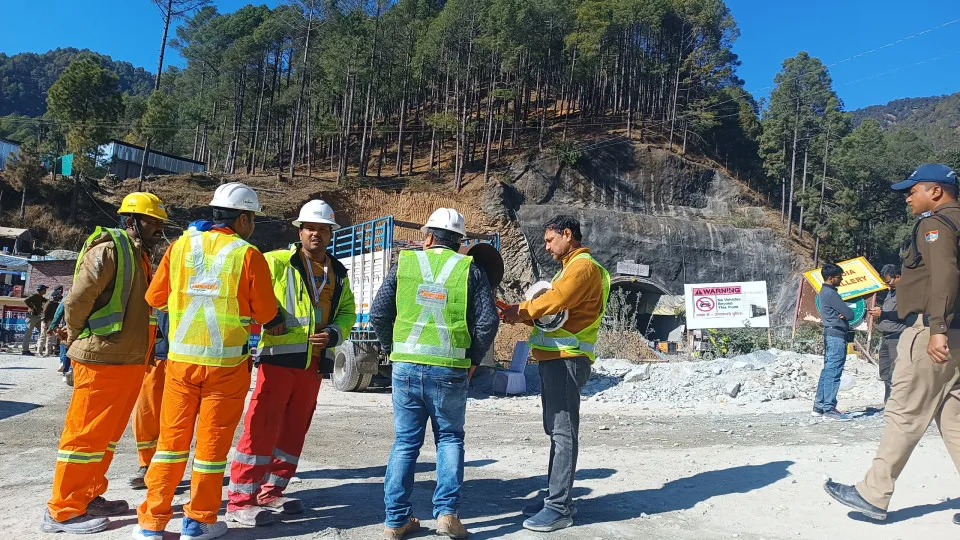 Trabalhadores presos em túnel na Índia perto do resgate