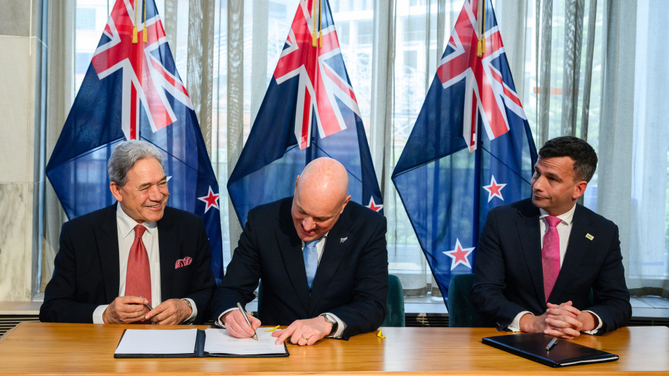 Nova Zelândia forma novo governo conservador para "restaurar lei e ordem"