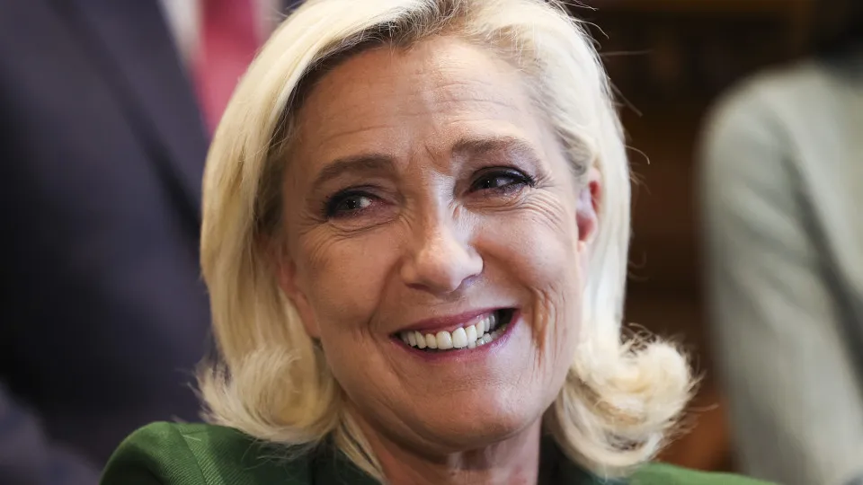 Marine Le Pen vai a julgamento por utilização indevida de fundos europeus