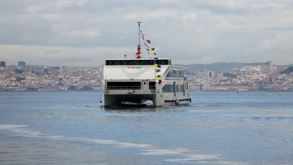 Seixal e Lisboa. Problemas nas baterias de navios originam supressões