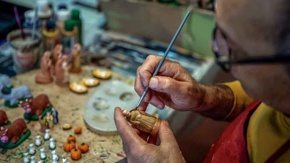 Arte bonecreira mantém os tradicionais presépios nas casas açorianas