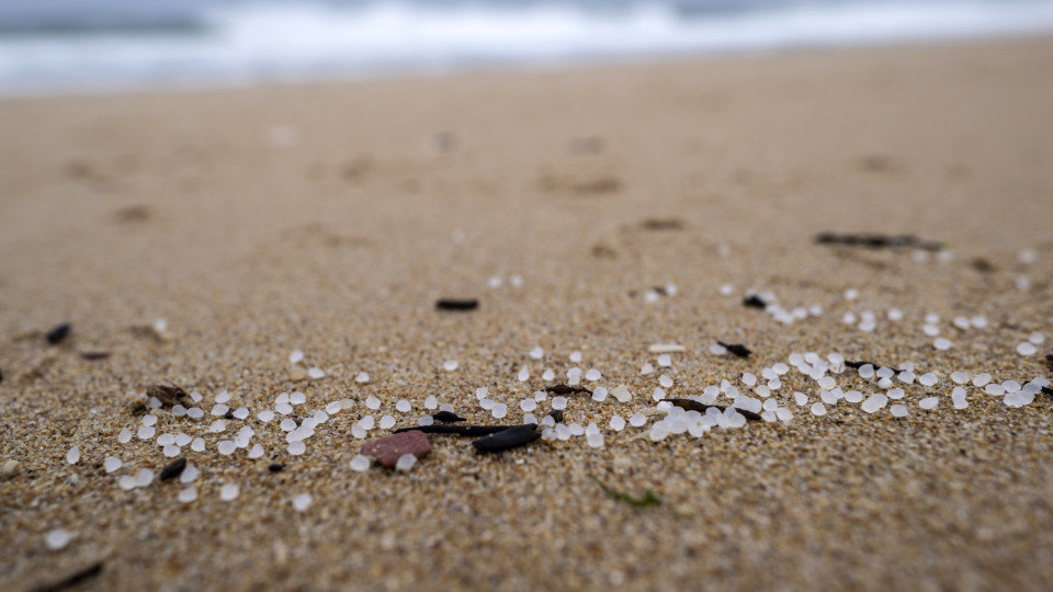 Bolas de plástico dão à costa em Espanha e ameaçam ambiente e pesca