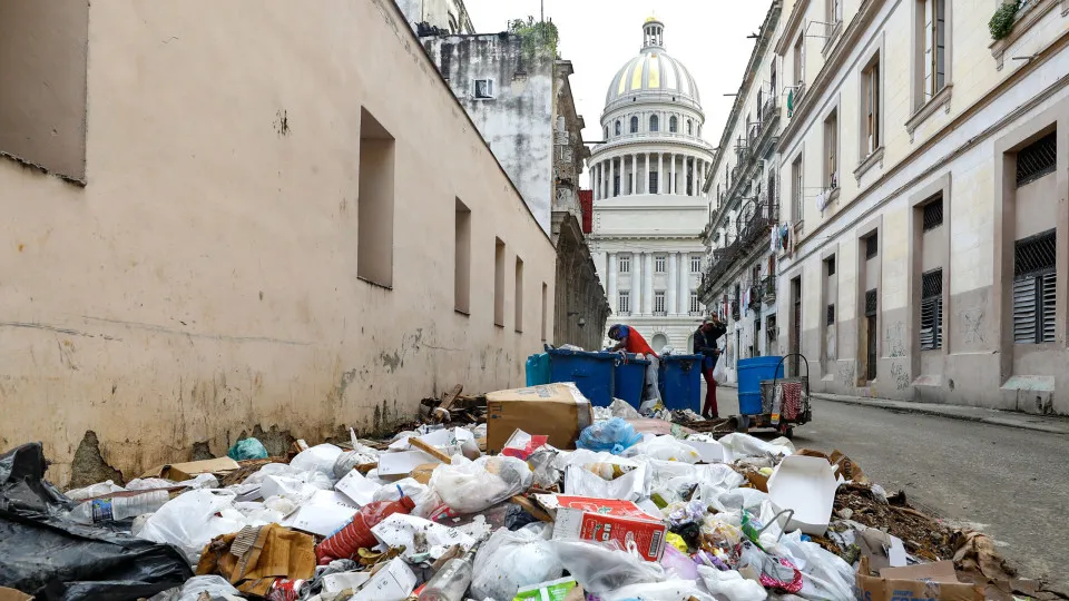 The 'divers' of Havana dig through the waste to survive the crisis in Cuba