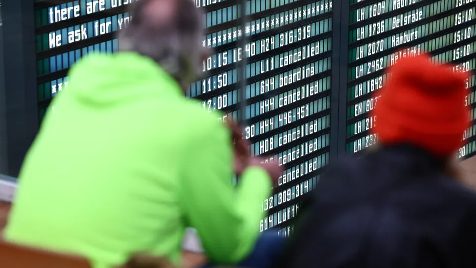 Tráfego aéreo suspenso no aeroporto de Munique após sobrevoo de drones