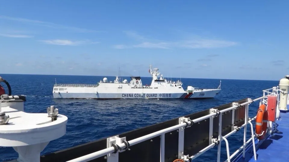 Navio da guarda-costeira filipina danificado em colisão com barco chinês