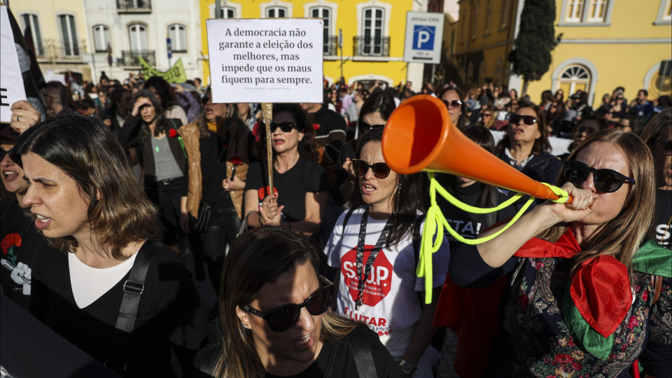 Centenas de professores em protesto no "último grito" antes das eleições