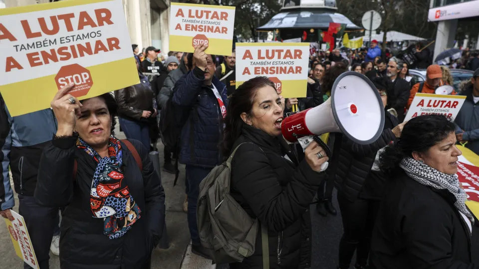 Professores e trabalhadores em greve manifestam-se em várias cidades