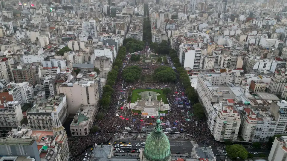 "Basura". Argentinas protestam contra agenda de Milei que ameaça direitos