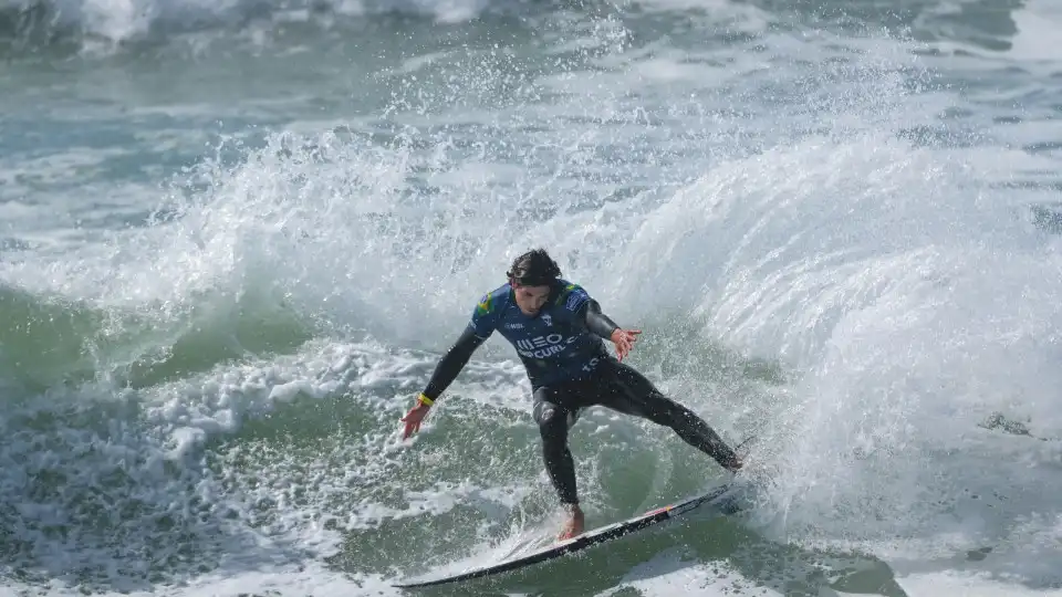 Surfista brasileiro Gabriel Medina em destaque num dia cheio de ação