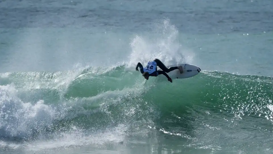 Cinco surfistas portugueses seguem em prova após dia de muita ação