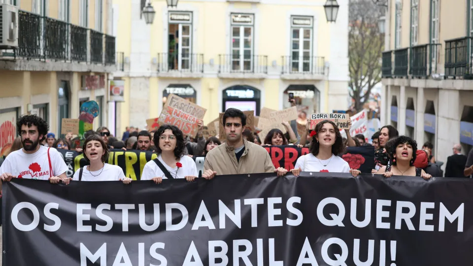 Lisboa. Mais de mil estudantes marcham contra propinas e por mais apoios