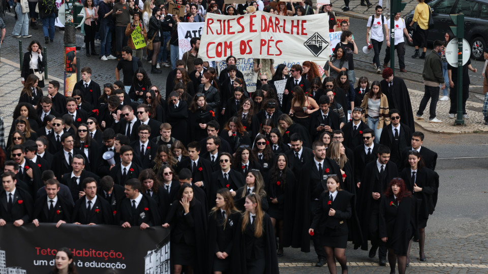 Estudantes consternados com extinção do Ministério do Ensino Superior