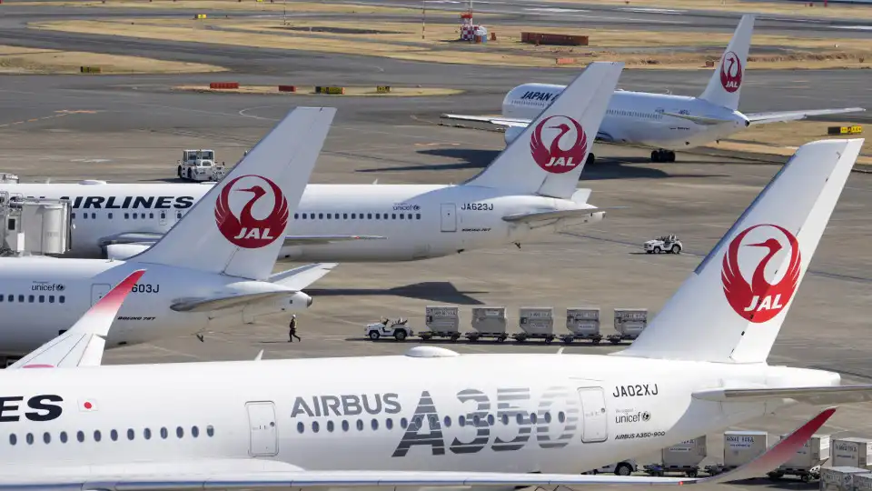 Explosão provoca colapso de parte da pista em aeroporto no Japão