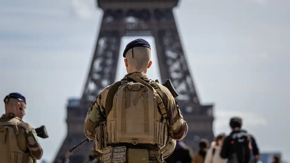 Caixões com referências à Ucrânia colocados ao pé da Torre Eiffel em Paris