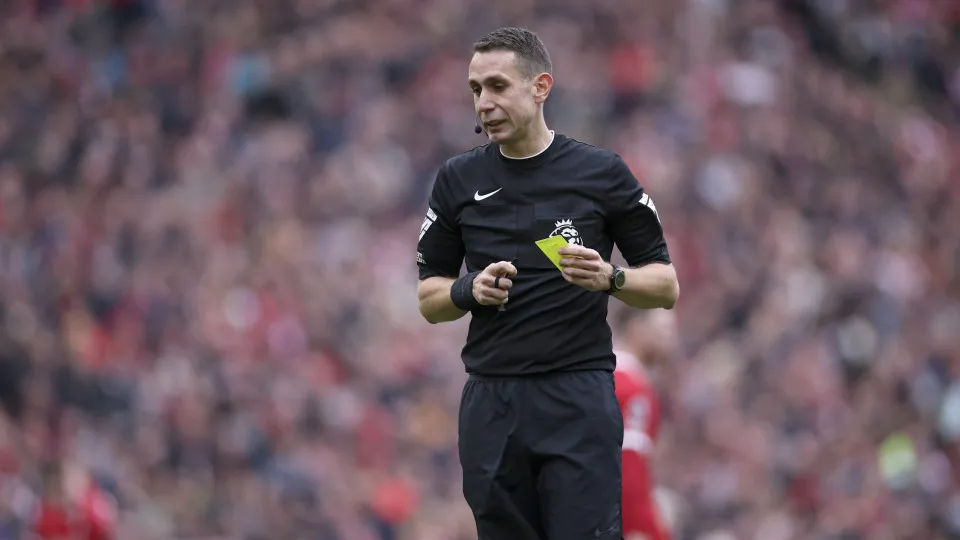 Árbitro inglês David Coote suspenso por insultos ao treinador Jürgen Klopp