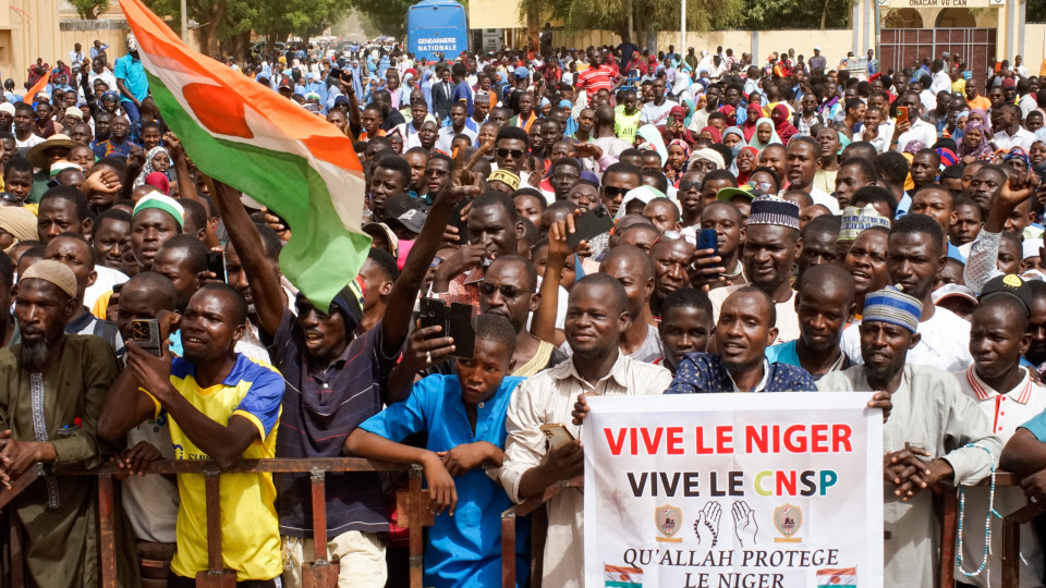 Milhares manifestam-se no Níger a exigir saída de militares dos EUA