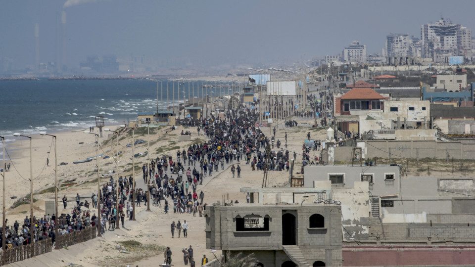 Centenas de palestinianos tentam regressar a casa no norte de Gaza