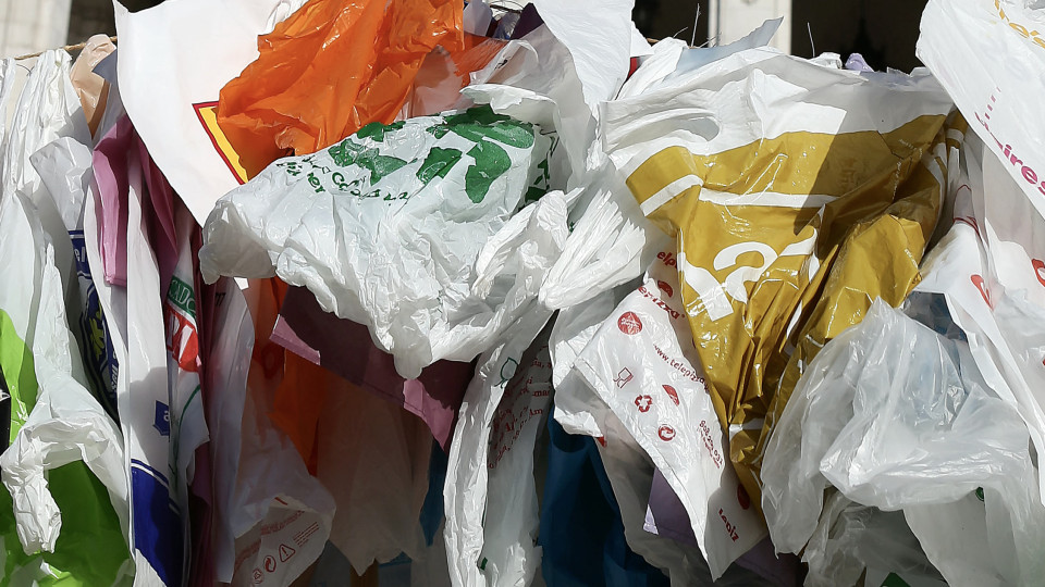 Cabo Verde. Apreendidas 6 toneladas de sacos de plástico ilegais