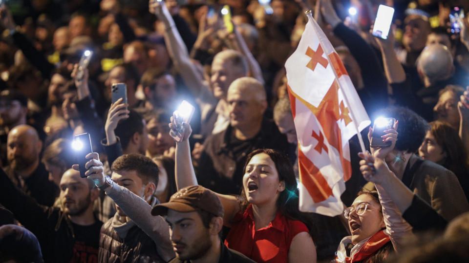 Milhares protestam em Tbilissi contra lei de agentes estrangeiros
