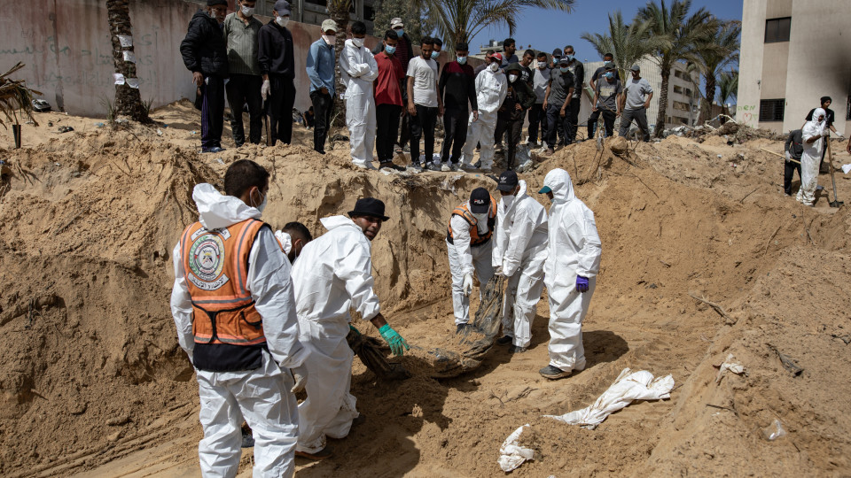 Autoridades de Gaza dizem que exumaram 200 corpos de vala comum