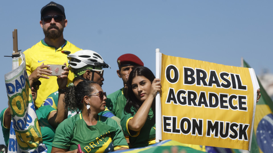 Musk acusa juiz brasileiro de ser contra democracia em dia de protesto