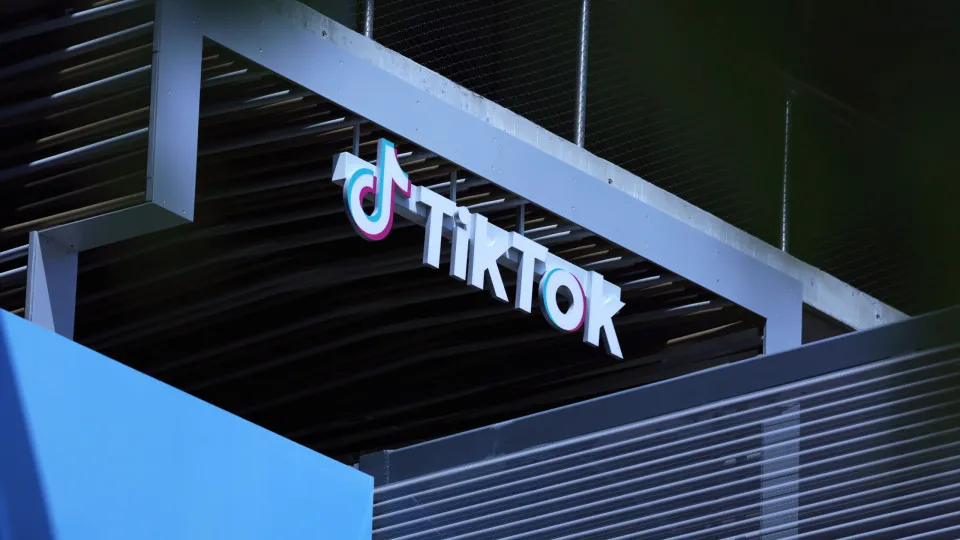 Brasil processa TikTok e exige medidas para proteger dados de jovens