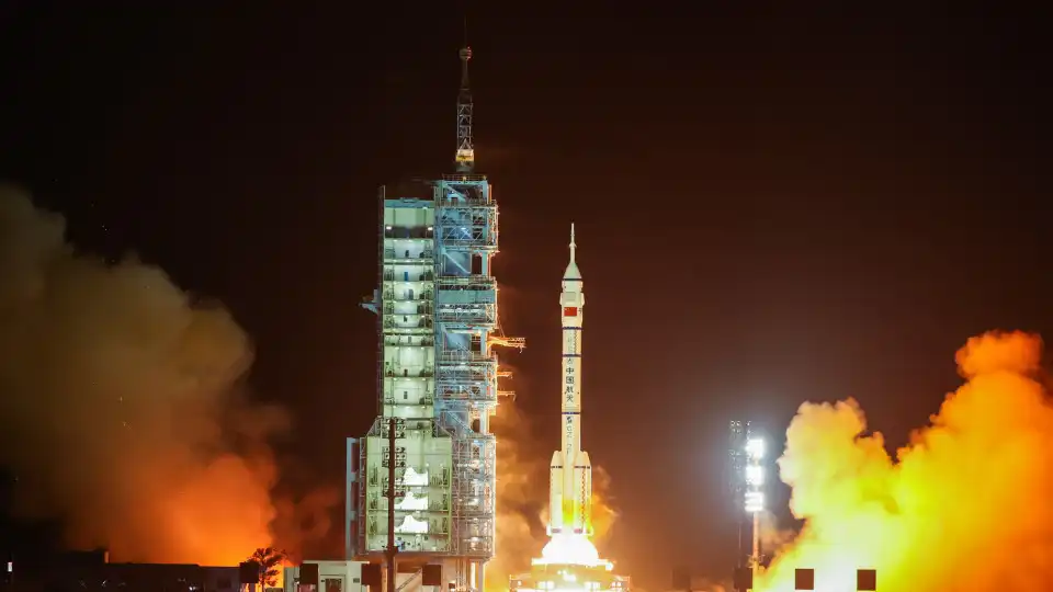 China apresenta nova tripulação da sua estação espacial