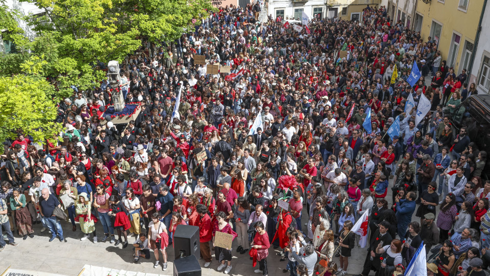 Mais de 8.000 pessoas saem à rua pela democracia em Coimbra