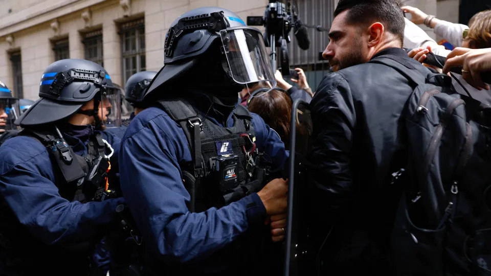 Polícia francesa desmobiliza protesto pró-palestina na Univ. Sorbonne