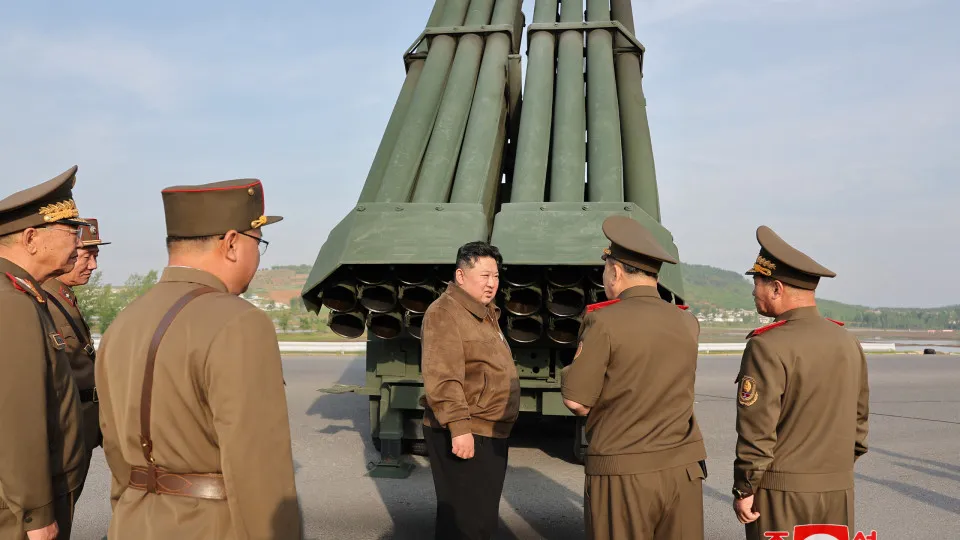 Kim Jong-un visita fábricas de armas e destaca capacidade produtiva