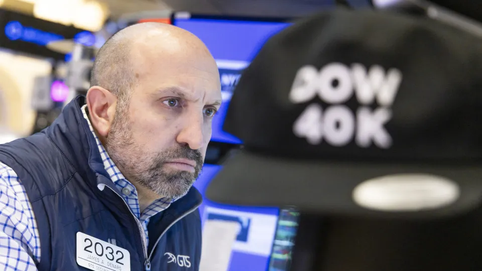 Wall Street com direções distintas na abertura