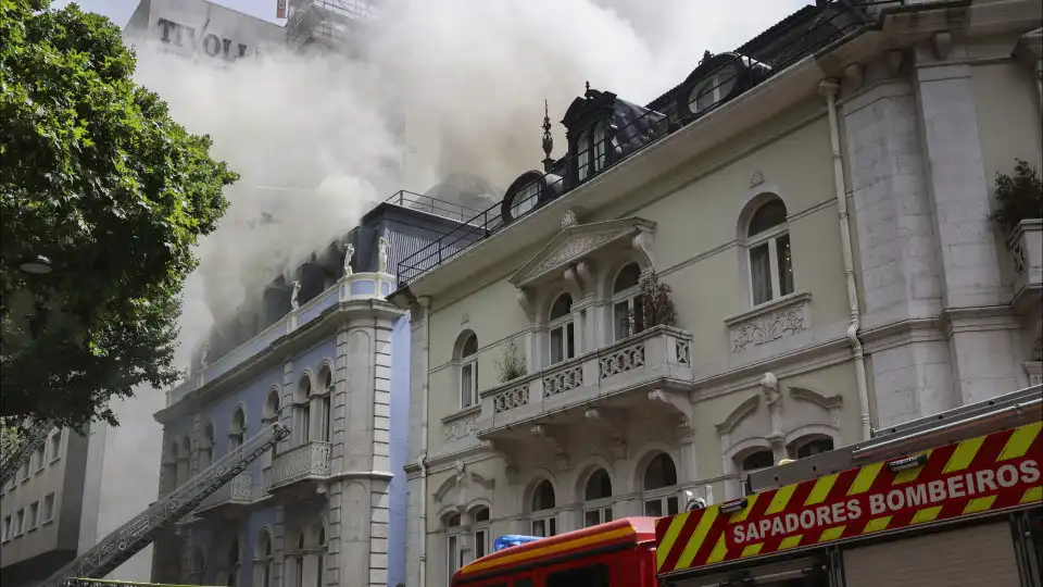 Fogo em hotel em construção em Lisboa propaga-se e obriga a mais meios