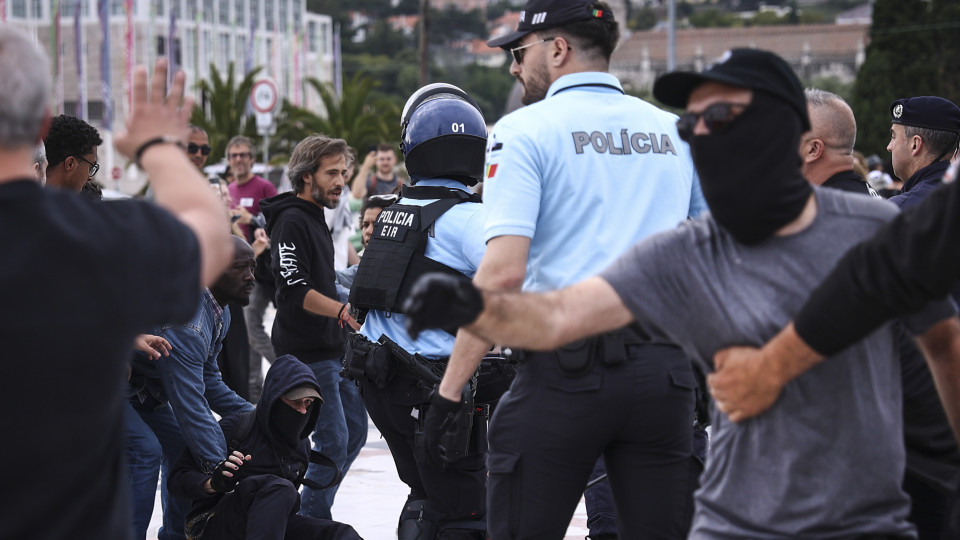 Manifestações nacionalista e antifascista terminaram após confrontos