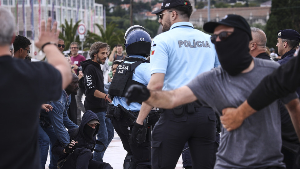 Manifestantes antifascistas e nacionalistas em confrontos em Lisboa