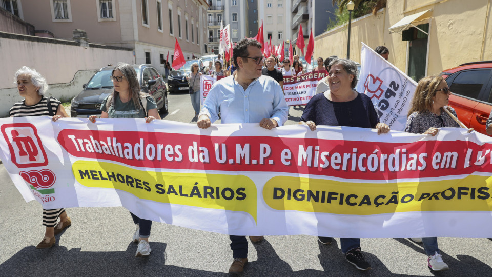 Dezenas de trabalhadores manifestam-se frente à União das Misericórdias