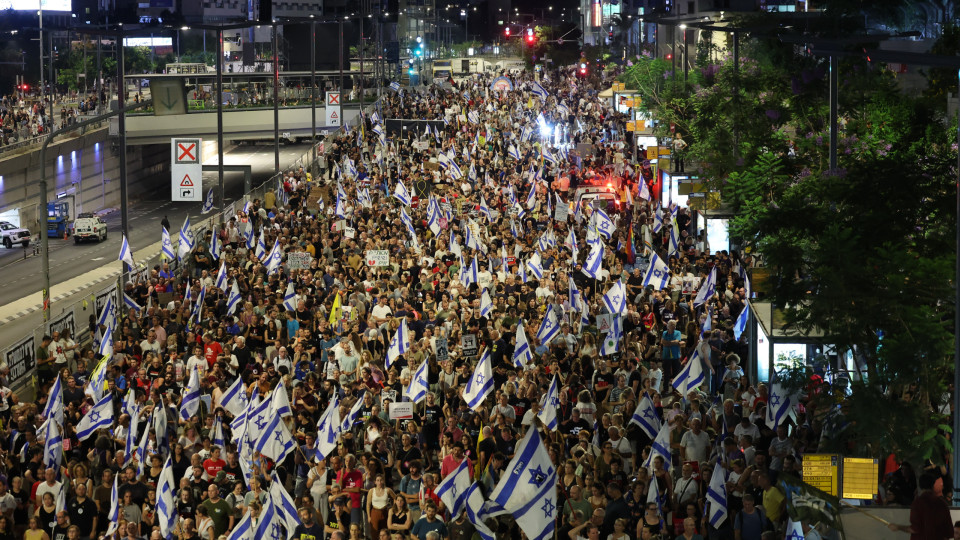 Milhares de manifestantes contra Netanyahu exigem libertação de reféns