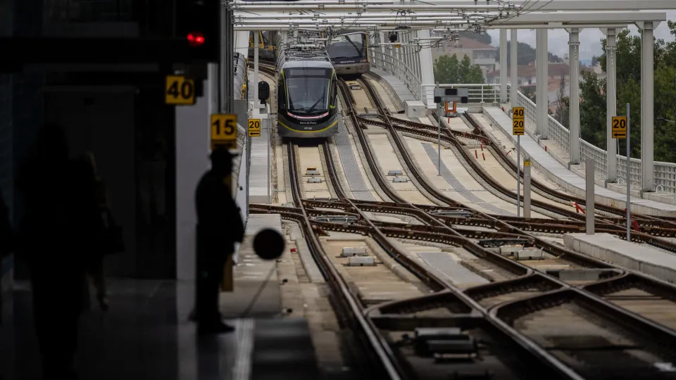 Metro do Porto chegou a Vila d'Este mas sinalética continua desatualizada