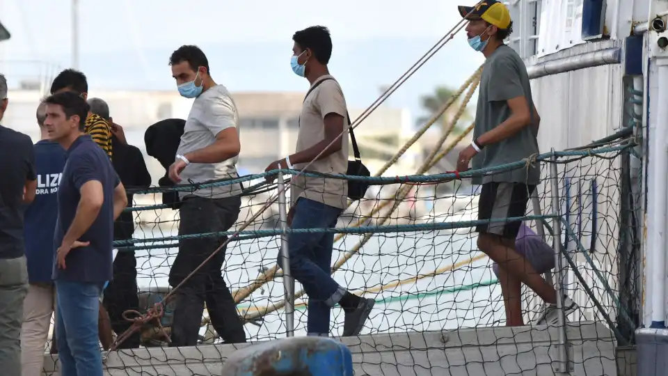 Centro de migrantes em Lampedusa acolhe 750 migrantes