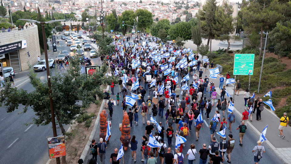 Israel. Milhares manifestam-se contra Netanyahu e exigem acordo com Hamas