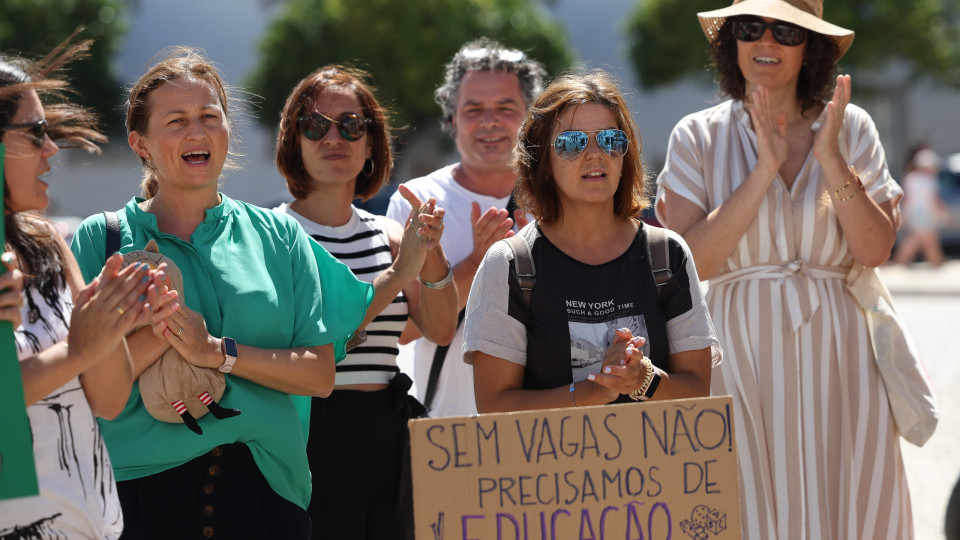 Pais de crianças sem vagas no ensino pré-escolar protestam em Faro