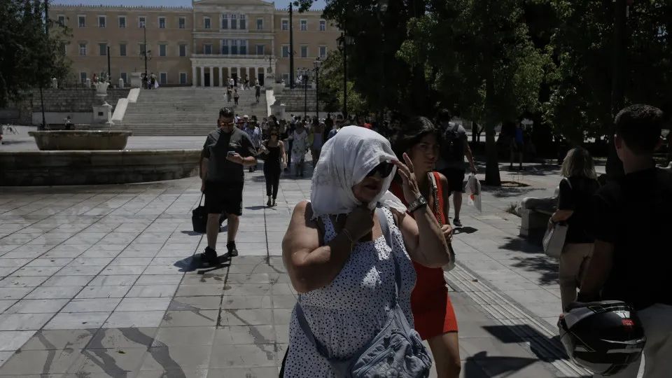 Grécia impõe pausa alargada à hora de almoço devido ao calor