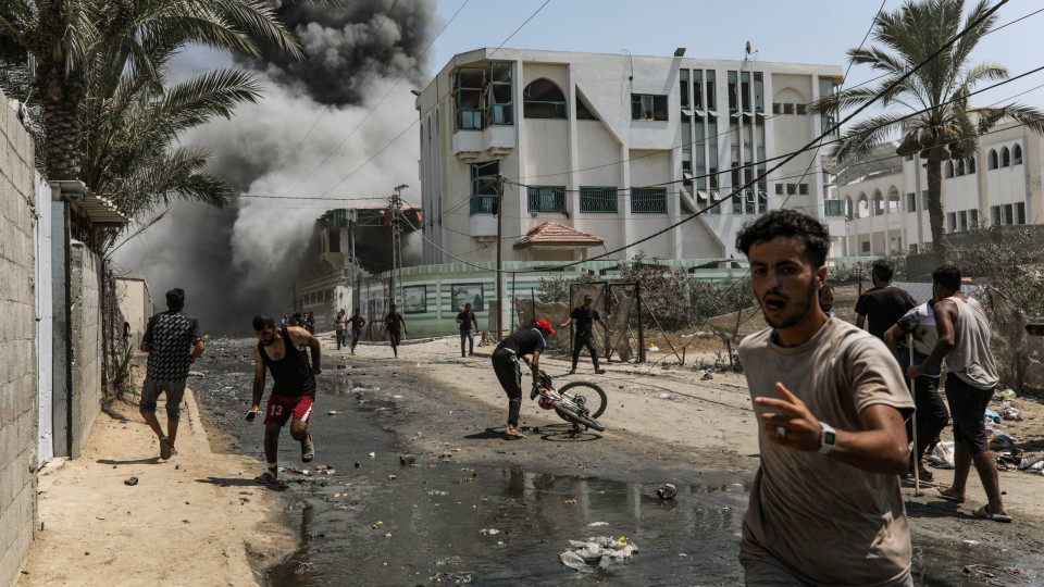 Ataque israelita mata mais de 100 pessoas em escola de Gaza