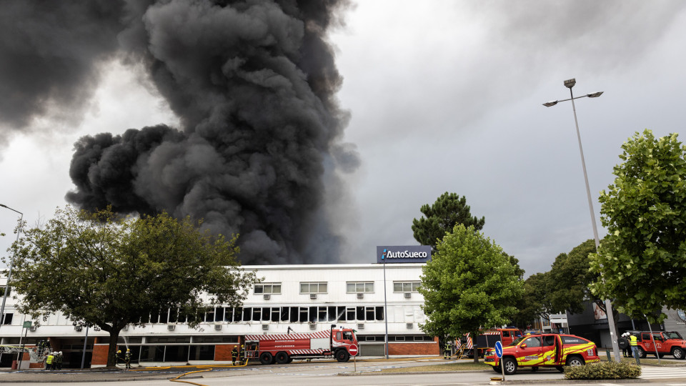 Bombeiros combatem incêndio em armazéns da Auto Sueco no Porto