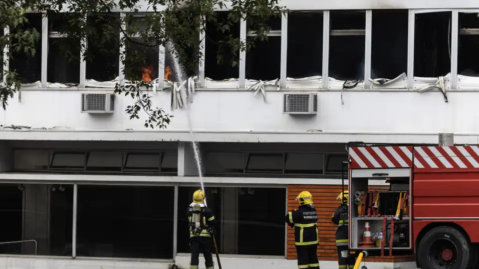 Incêndio na Auto Sueco no Porto está "completamente extinto"