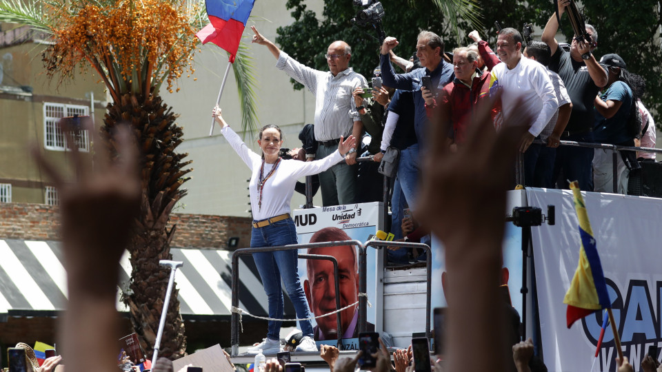 Oposição convoca nova mobilização contra Maduro na quarta-feira