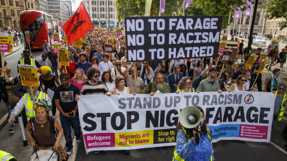 Milhares de manifestantes contra o racismo no Reino Unido