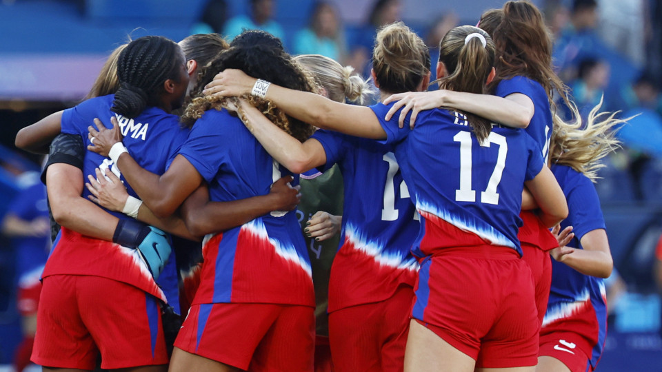 EUA vencem Brasil e conquistam ouro no torneio feminino de futebol