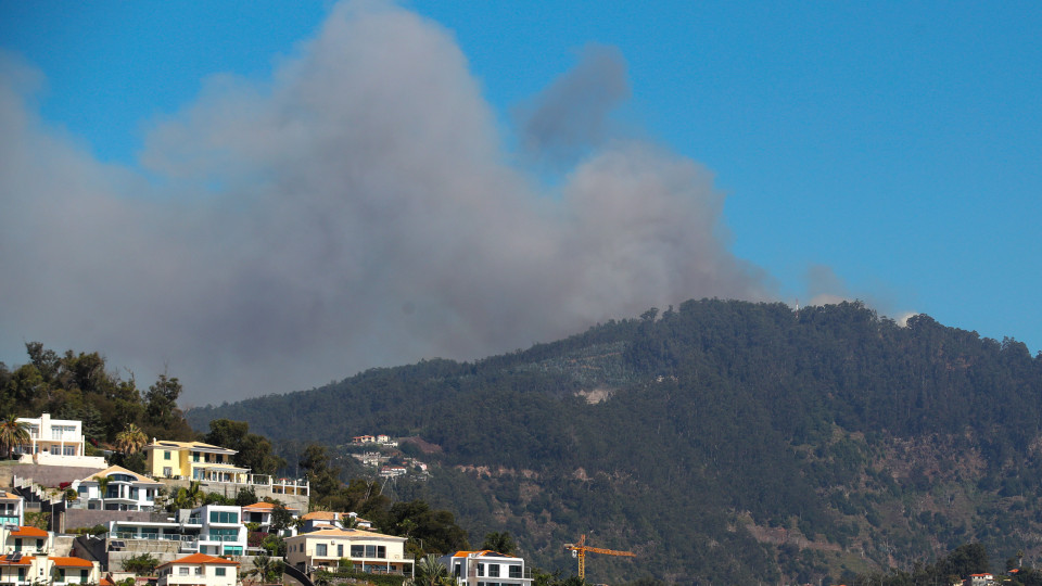 Mais de 100 bombeiros apoiados por 37 veículos combatem fogo na Madeira